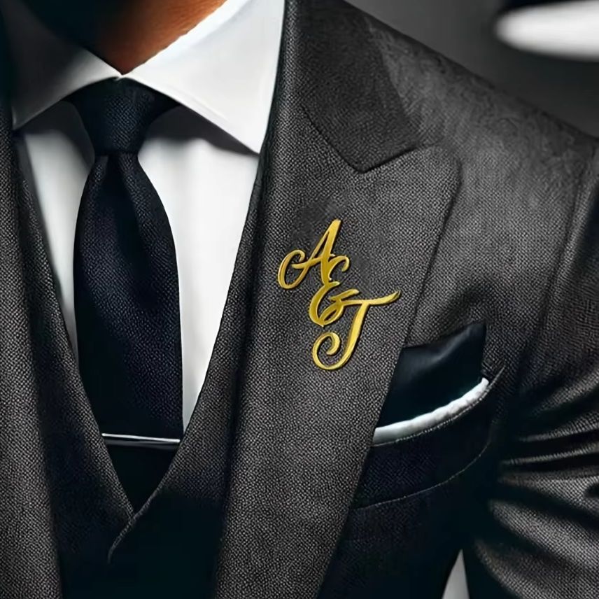 Tuxedo Lapel Pin - Custom Monogramชื่อเริ่มต้นสแตนเลสLapel Pinส่วนบุคคลเข็มกลัดสําหรับผู้ชายงานแต่งงานใหญ่เข็มกลัดของขวัญพ่อ